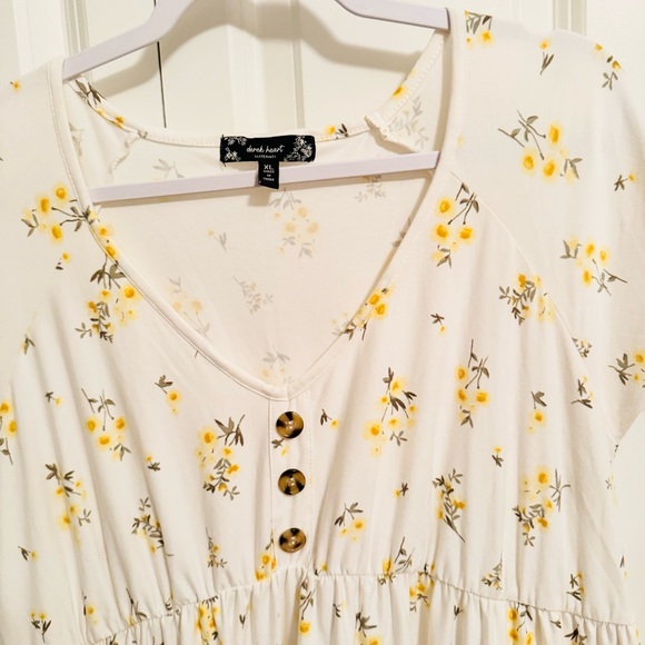 Derek Heart Cream Floral Dress 🌼 - Picture 3 of 6